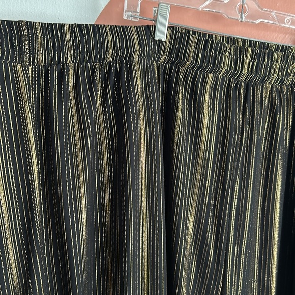 NWT Torrid shine black and metallic gold pull on wide leg crop capri pants - Picture 9 of 9